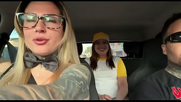Mulher faz proposta para funcionaria do mac ! Para ser atriz porno e elas se pegam ali mesmo em publico