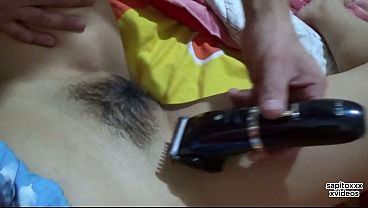 Le recort&eacute_ el vello de la concha a una amiga y luego follamos. videos completos en mi red