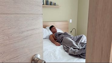 Mi madrastra me encuentra masturbandome y me ayuda con mi erecci&oacute_n