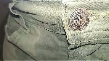 Pa&ntilde_al de tela orinado con pantalon humedecido en su totalidad