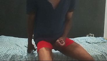 Homem negro dotado se masturbando e sensualizando