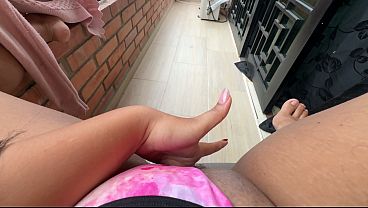anoche estaba paseandome en calzones por el balcon y vi a mi vecino mirando para aca asi que decidi masturbarme esta ma&ntilde_ana a ver si salia y se animaba a venir, me puse bien caliente de imaginar